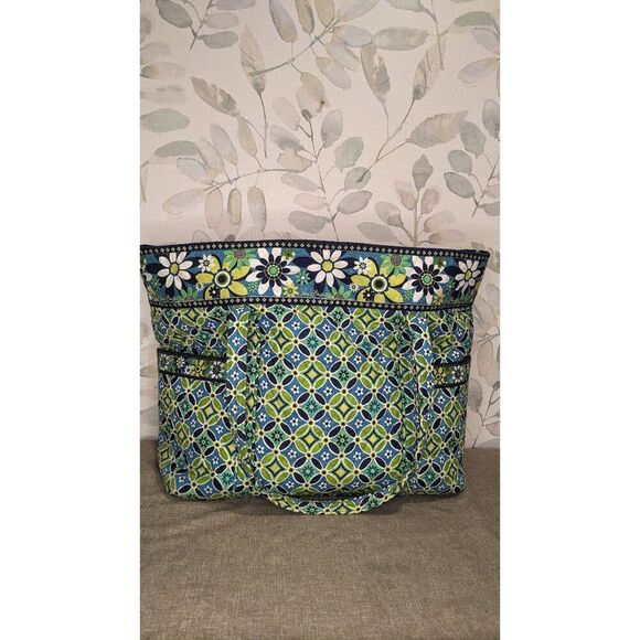 Vera Bradley Handbags - Vera Bradley Daisy Daisy Super Tote
